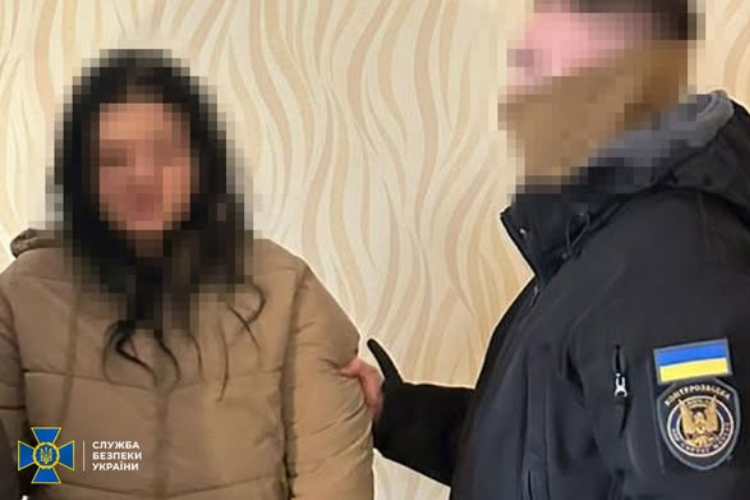 Готувала теракт у центрі Дніпра. СБУ затримали агентку рф Контррозвідка Служби безпеки запобігла теракту, який рашисти планували здійснити у Дніпрі. За результатами дій на випередження затримано агентку рф, яка готувала вибух на одній із центральних вулиць прифронтового міста