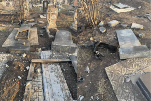 Зруйновані могили та пам’ятники: росіяни вдарили дроном по кладовищу на Дніпропетровщині (ФОТО)