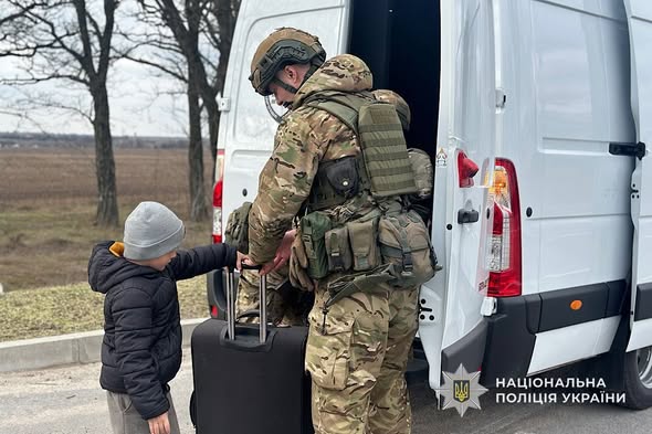 Двомісячний Богданчик, Злата і Тимур: поліцейські евакуювали з Нікополя трьох малюків та їхніх батьків