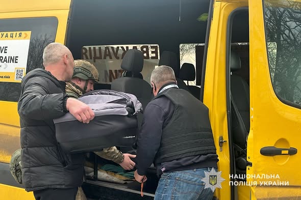 Двомісячний Богданчик, Злата і Тимур: поліцейські евакуювали з Нікополя трьох малюків та їхніх батьків