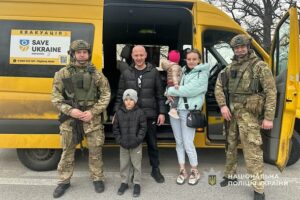 Двомісячний Богданчик, Злата і Тимур: поліцейські евакуювали з Нікополя трьох малюків та їхніх батьків