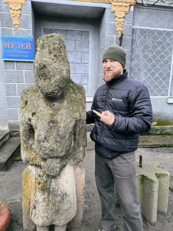 Врятували від шахеда: на Дніпропетровщині евакуювали половецьку «бабу» XI-XIII століття