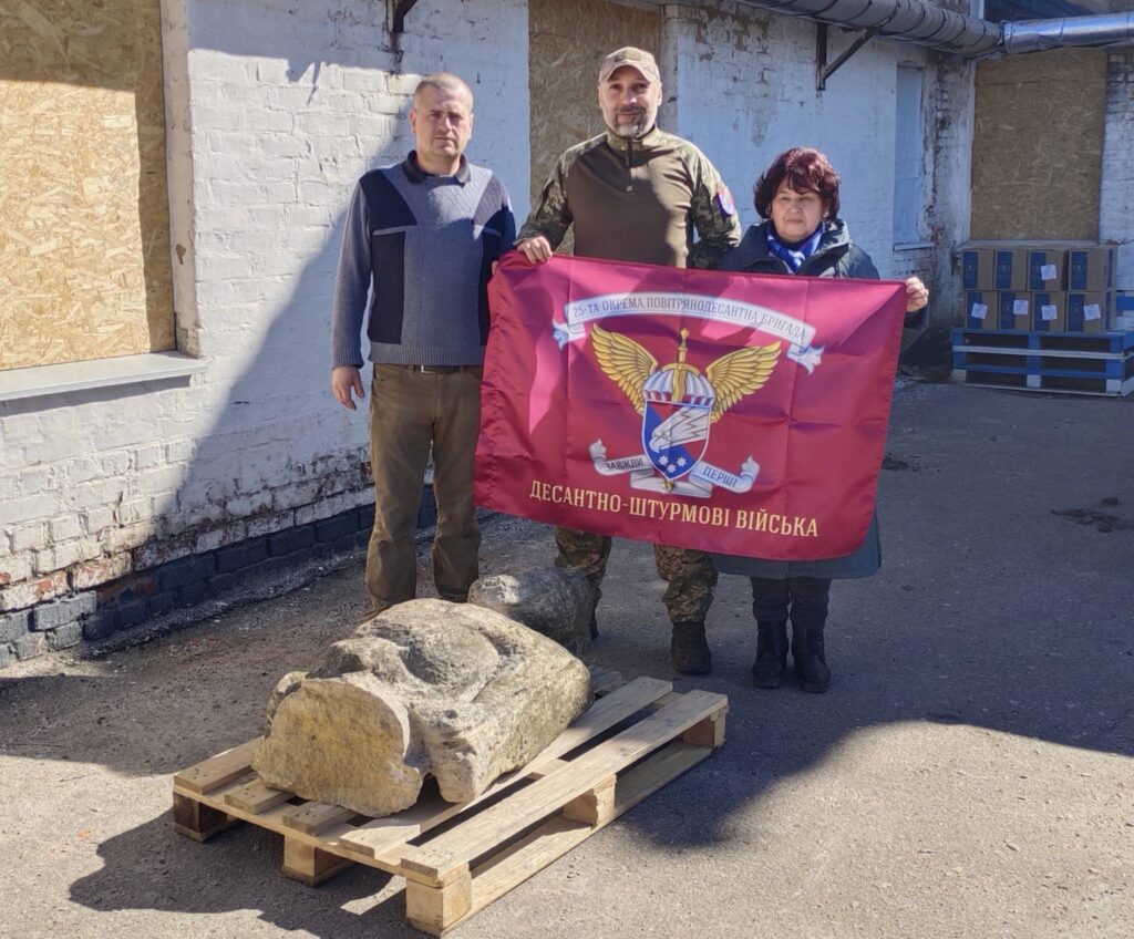Врятували від шахеда: на Дніпропетровщині евакуювали половецьку «бабу» XI-XIII століття Врятували від шахеда: на Дніпропетровщині евакуювали половецьку «бабу» XI-XIII століття