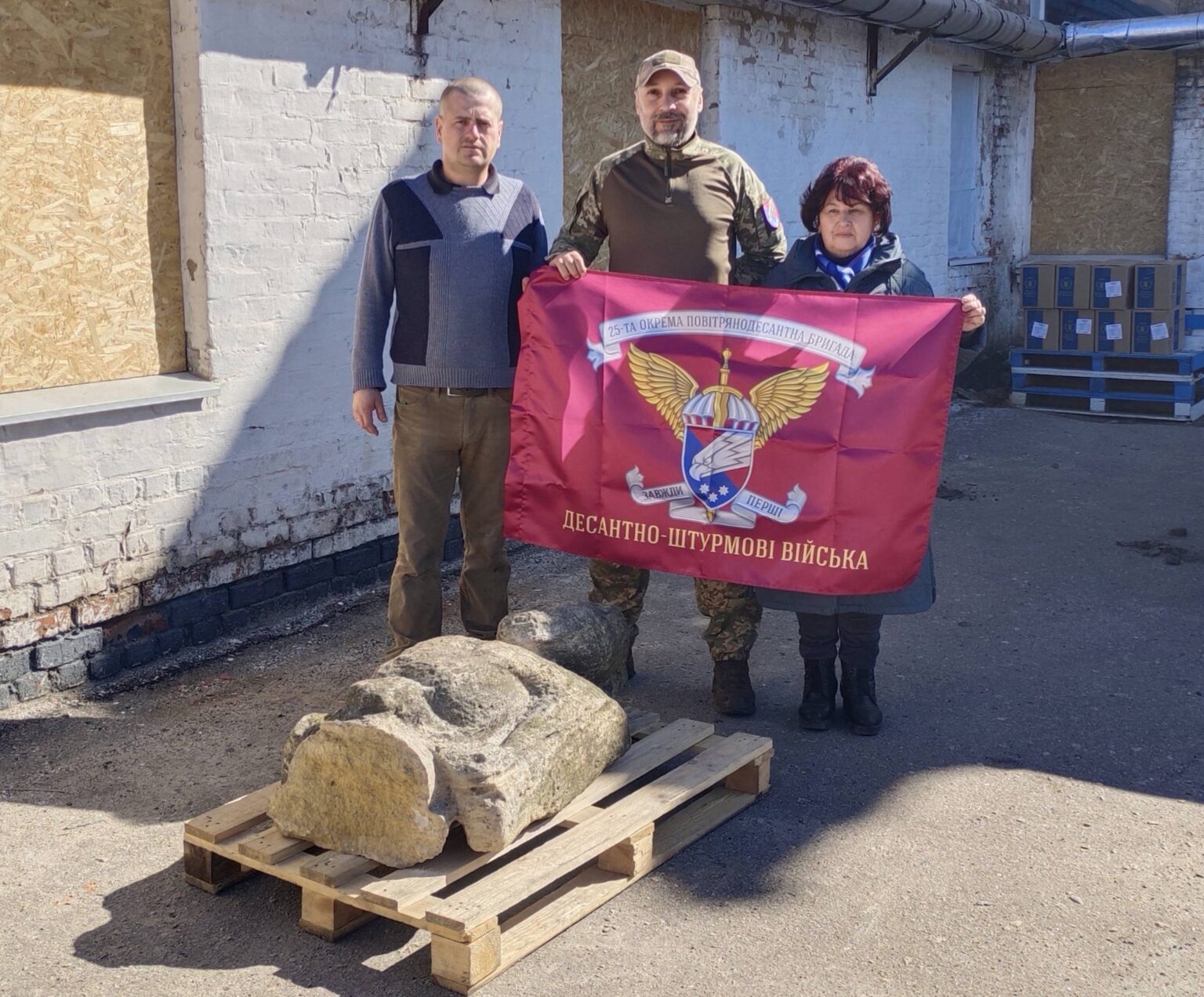 Врятували від шахеда: на Дніпропетровщині евакуювали половецьку «бабу» XI-XIII століття Врятували від шахеда: на Дніпропетровщині евакуювали половецьку «бабу» XI-XIII століття