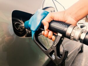 Наскільки у Дніпрі може здорожчати пальне: прогноз від експерта Пендзина