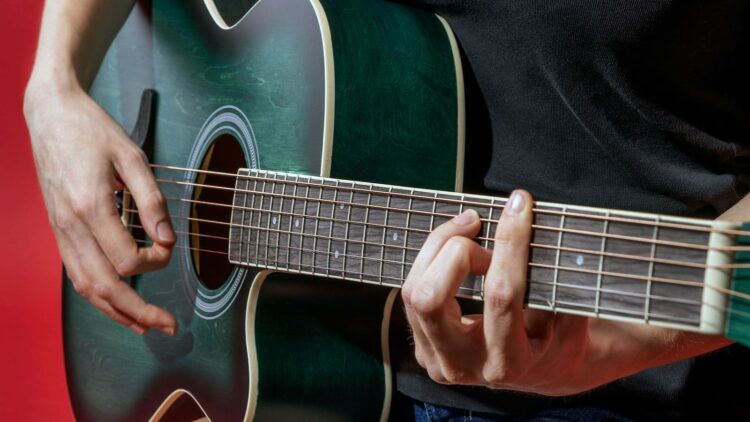 Чим відрізняється дешева і дорога класична гітара: чи варто переплачувати