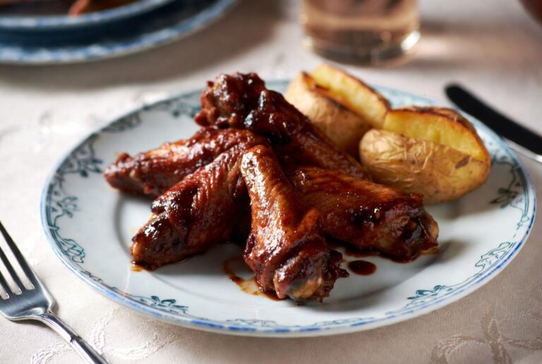 Часникові крильця з картоплею в духовці: рецепт, від якого неможливо відірватися