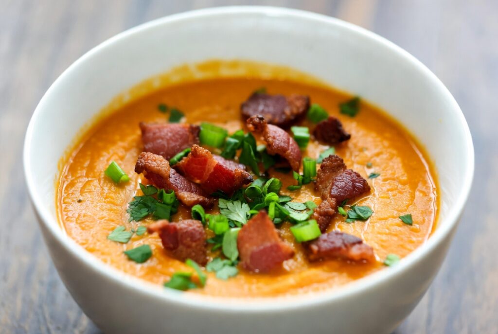 Розвантажувальний день: густий гарбузовий суп з беконом і селерою - просто і швидко