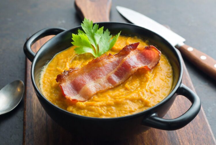 густий гарбузовий суп з беконом і селерою