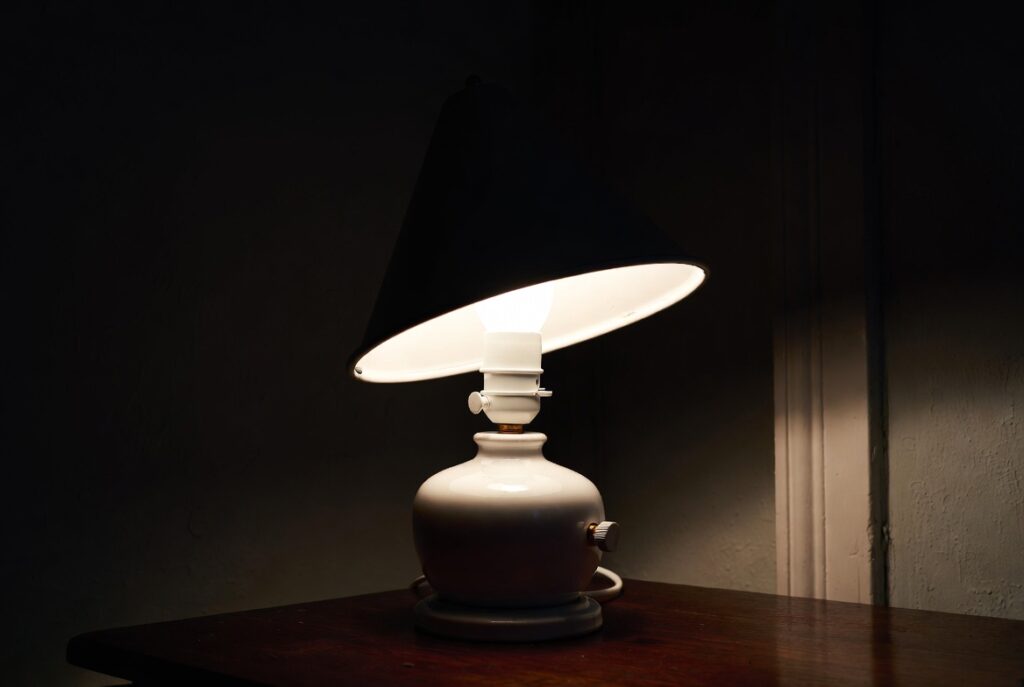 згенеруй картинку на тему відсутнє світло, наприклад лампочка чи світильник ввімкнений в розетку і не світить. ширина 1200 висто 800