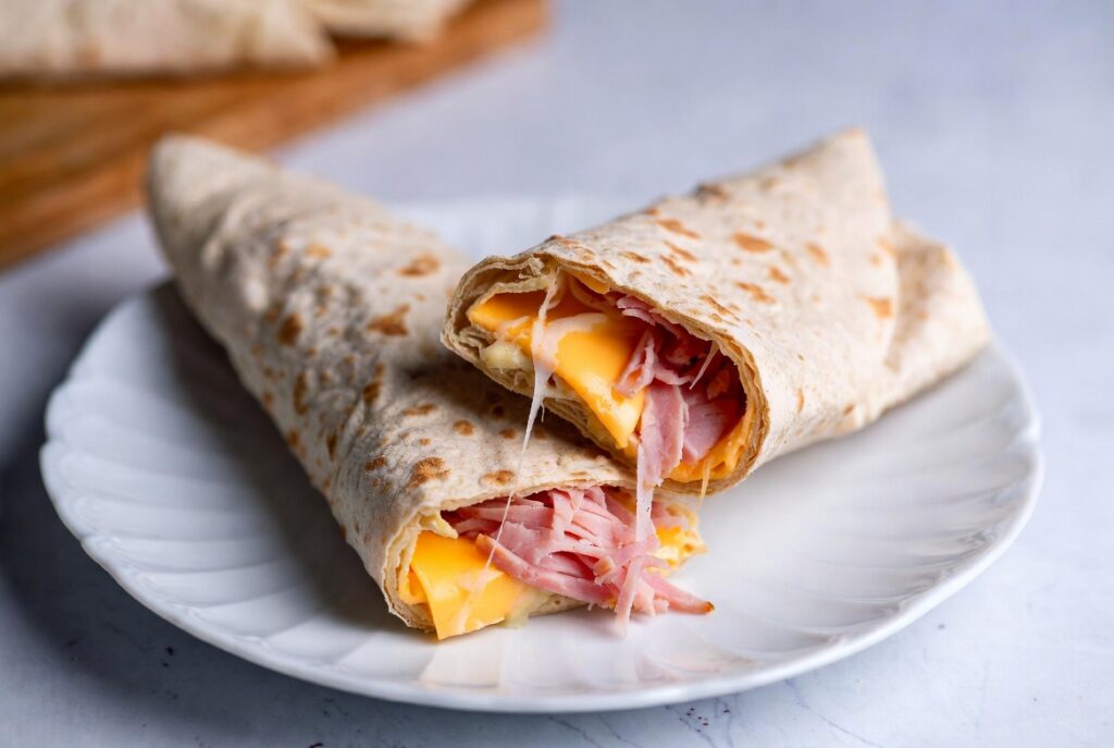 Пиріжки з лаваша з шинкою та сиром: хрумка закуска за 15 хвилин на сковороді