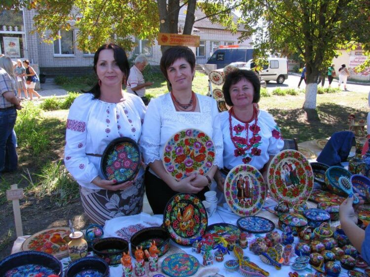 Відома за межами України: петриківська майстриня Ірина Кібець святкує день народження