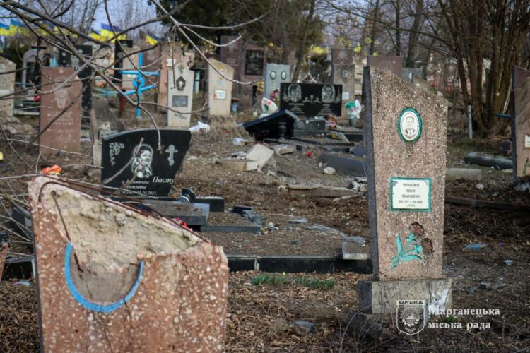 Ворог вдарив по кладовищу в Марганці: ФОТО