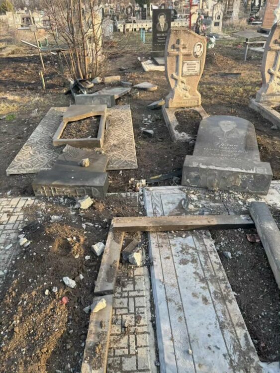 Зруйновані могили та пам'ятники: росіяни вдарили дроном по кладовищу на Дніпропетровщині (ФОТО)