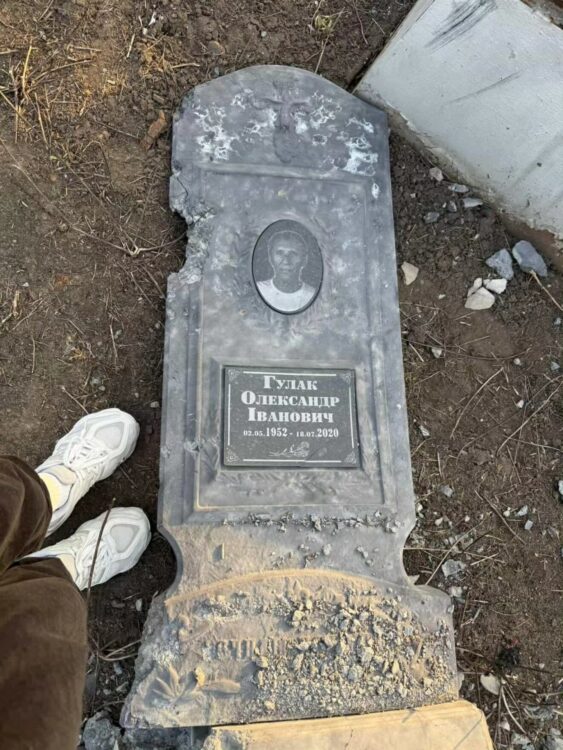 Зруйновані могили та пам'ятники: росіяни вдарили дроном по кладовищу на Дніпропетровщині (ФОТО)