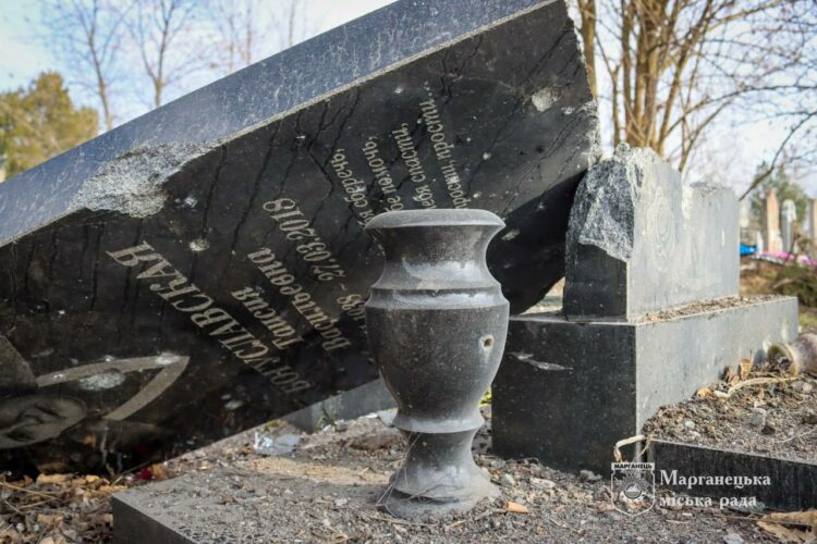 Ворог вдарив по кладовищу в Марганці: ФОТО