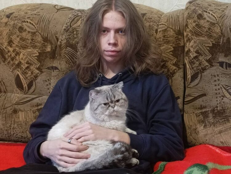 Шедеври з картону: на Дніпропетровщині юнак створює масштабні моделі мотоциклів (ФОТО)