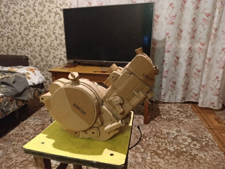 Шедеври з картону: на Дніпропетровщині юнак створює масштабні моделі мотоциклів (ФОТО)