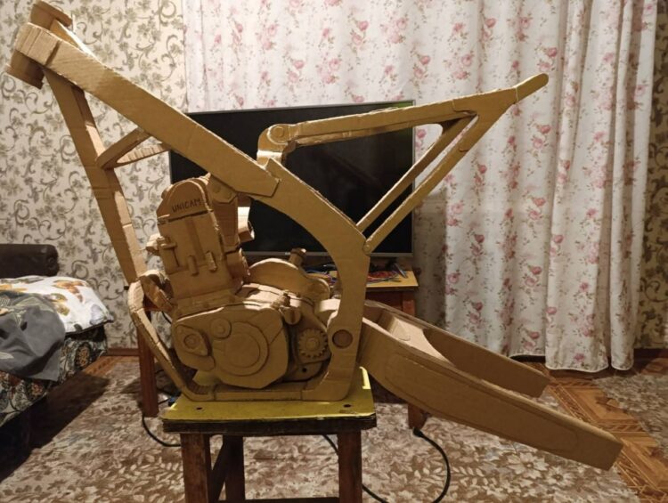 Шедеври з картону: на Дніпропетровщині юнак створює масштабні моделі мотоциклів (ФОТО)