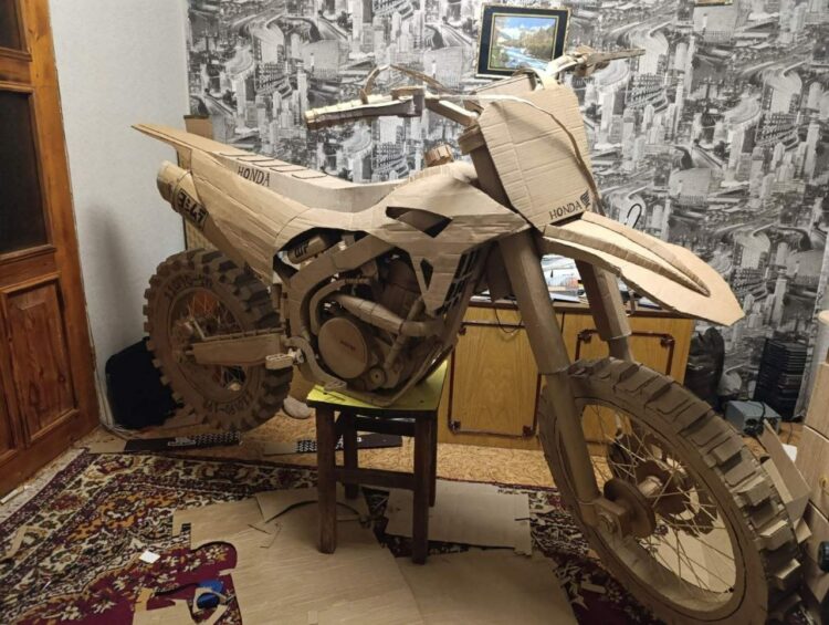 Шедеври з картону: на Дніпропетровщині юнак створює масштабні моделі мотоциклів (ФОТО)
