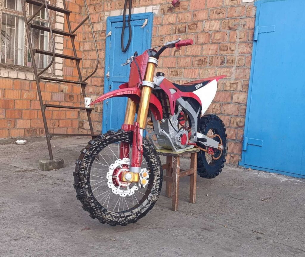 Шедеври з картону: на Дніпропетровщині юнак створює масштабні моделі мотоциклів (ФОТО)