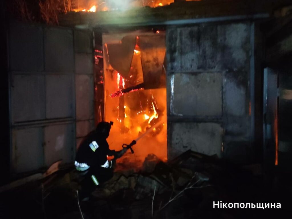 Двоє поранених і масштабні руйнування: ворог атакував три райони Дніпропетровщини