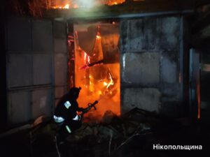 Двоє поранених і масштабні руйнування: ворог атакував три райони Дніпропетровщини