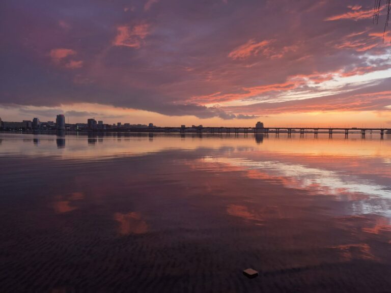 Вогняне небо над Дніпром: місто захопилося неймовірним заходом сонця Вогняне небо над Дніпром: місто захопилося неймовірним заходом сонця