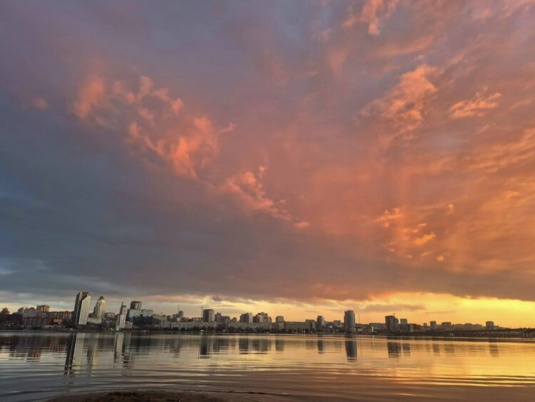 Вогняне небо над Дніпром: місто захопилося неймовірним заходом сонця