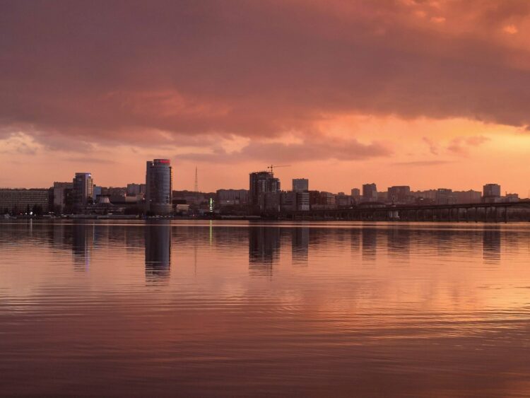 Вогняне небо над Дніпром: місто захопилося неймовірним заходом сонця