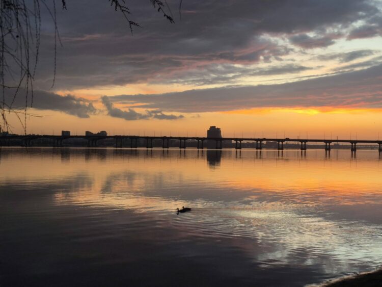 Вогняне небо над Дніпром: місто захопилося неймовірним заходом сонця