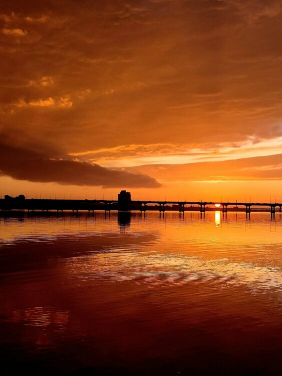 Вогняне небо над Дніпром: місто захопилося неймовірним заходом сонця