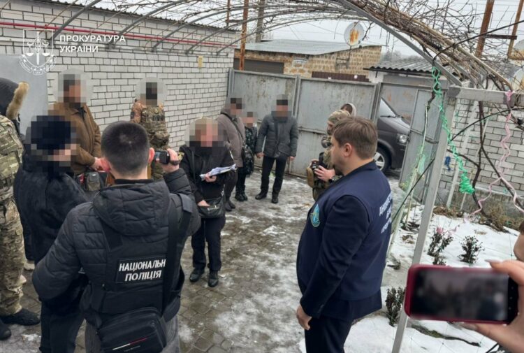 У Дніпрі батьків–вихователів підозрюють у катуванні шістьох дітей: ланцюг, собача будка і хліб з водою