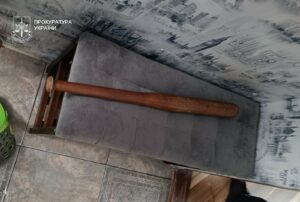 У Дніпрі батьків–вихователів підозрюють у катуванні шістьох дітей: ланцюг, собача будка і хліб з водою