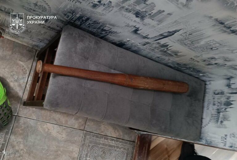 У Дніпрі батьків–вихователів підозрюють у катуванні шістьох дітей: ланцюг, собача будка і хліб з водою