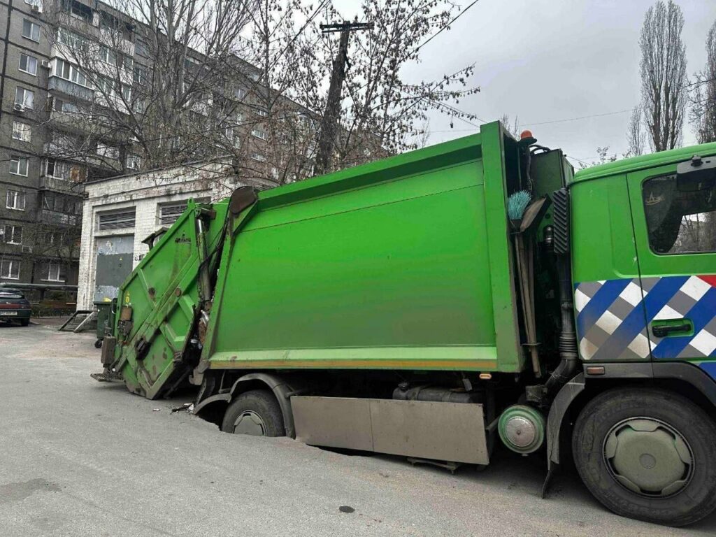 У Дніпрі сміттєвоз провалився під асфальт