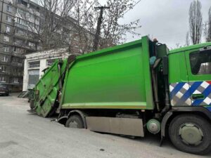 У Дніпрі сміттєвоз провалився під асфальт (ВІДЕО)