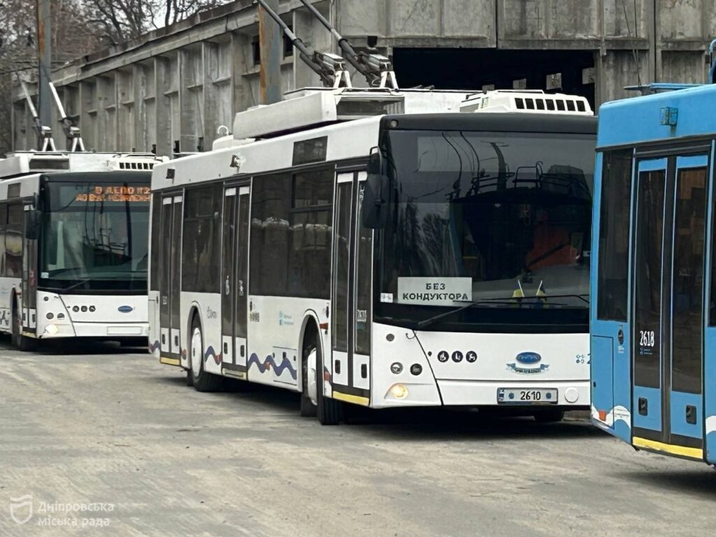 Зарплата до 30 тисяч гривень + соцпакет: у Дніпрі шукають водіїв електротранспорту та машиністів метро