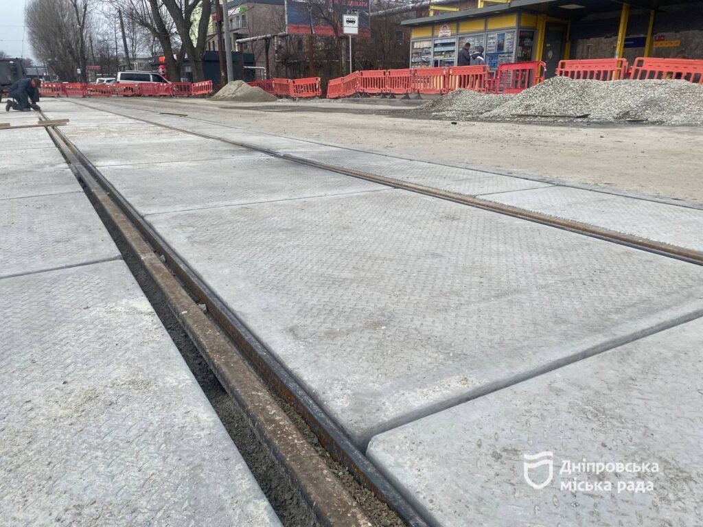 У Дніпрі комплексно ремонтують трамвайні колії: 500 метрів нового покриття та сучасні технології