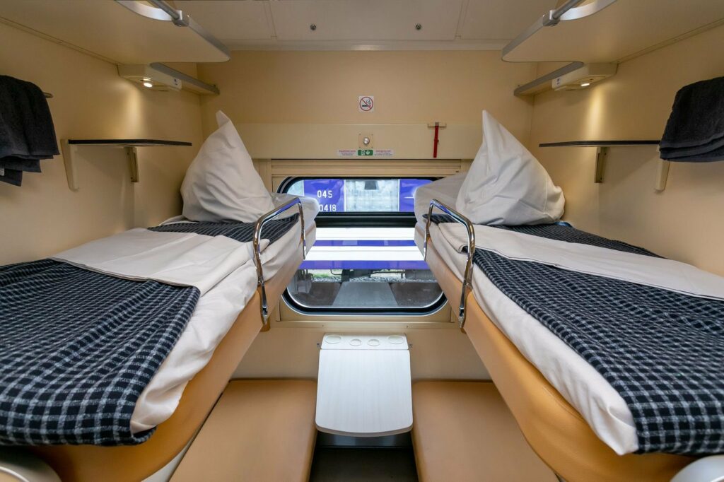 Постіль в Укрзалізниці подорожчала: скільки тепер коштує комплект у плацкарті та купе
