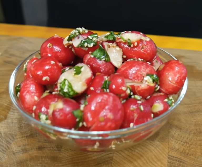 Рецепт «битої» редиски: хрумка закуска за 30 хвилин, яку з’їдають миттєво