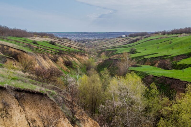 Нова Зеландія під Дніпром: як виглядає Сажівська балка навесні (ФОТО)