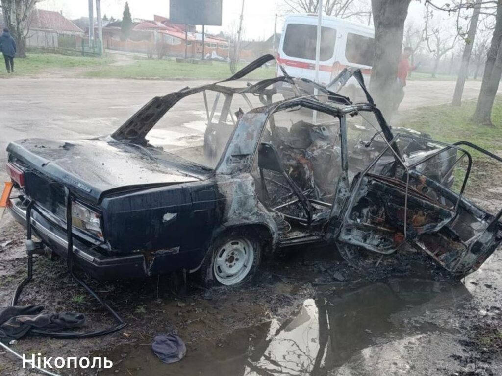 Армія рф полює на цивільних: в Нікополі дрон поцілив по автівці (ФОТО) Армія рф полює на цивільних: в Нікополі дрон поцілив по автівці