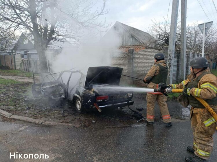 Армія рф полює на цивільних: в Нікополі дрон поцілив по автівці
