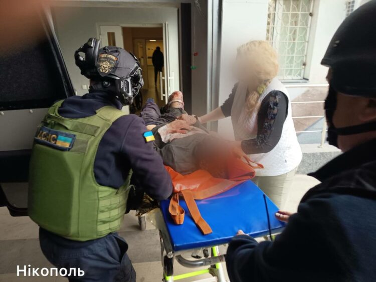 Армія рф полює на цивільних: в Нікополі дрон поцілив по автівці