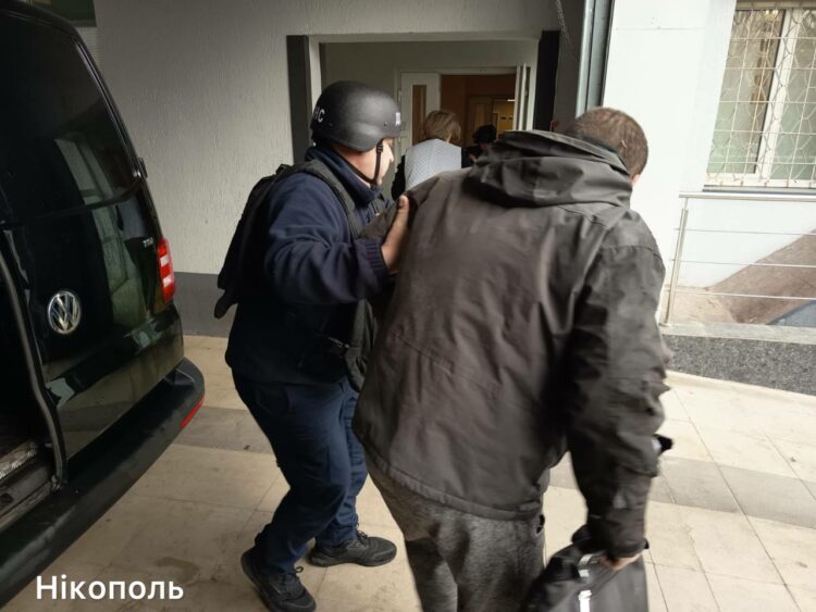 Армія рф полює на цивільних: в Нікополі дрон поцілив по автівці