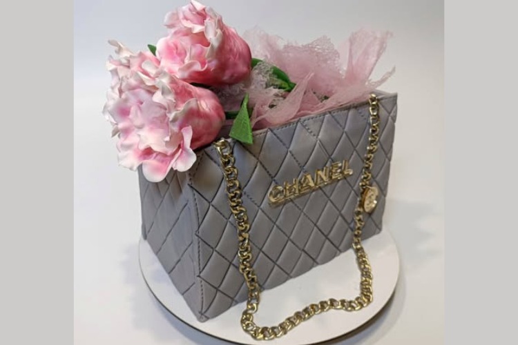 «Це справжня сумочка»: дніпровський кондитер створив торт, який неможливо відрізнити від Chanel Торт-сумочка Шанель зробив кондитер з Дніпра