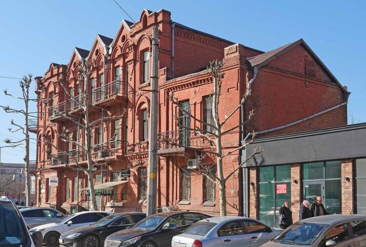 Колишній «Grand-Hotel» на вулиці Королеви Єлизавети II, 16