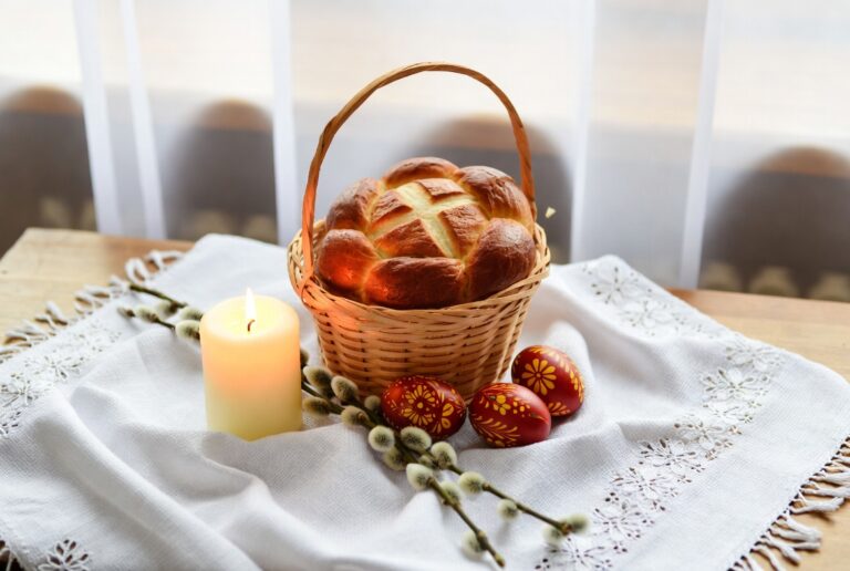 Паска, писанки, свічка і верба — головні символи Великодня. Фото ШІ редакція «Дніпро Регіон»