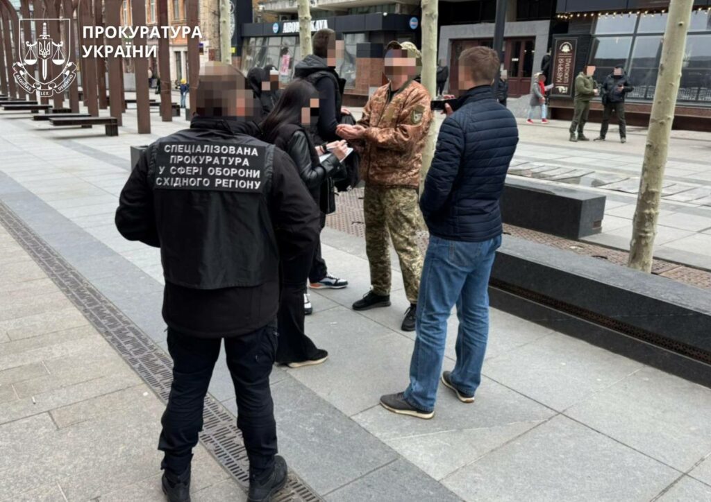 У Дніпрі затимано військовослужбовця, який вимагав $3000 за «вплив» на ТЦК